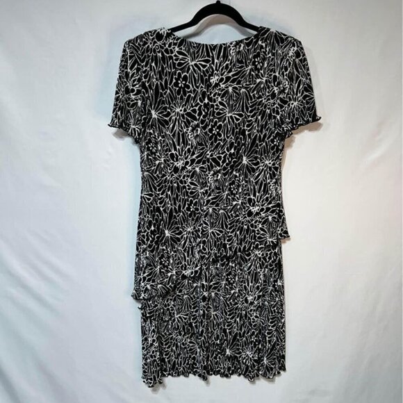 Woman’s tiered, lined dress. Black and white. Crinkle material. Size 8. New cond - Picture 6 of 11